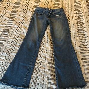 American eagle kick boot size 6 light wash jeans